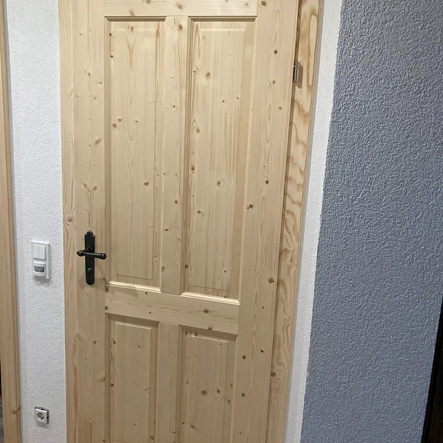 Innenausbau und Türen aus Holz