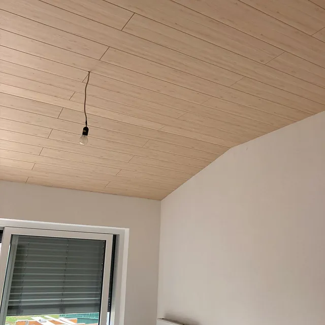 Innenausbau und Türen aus Holz